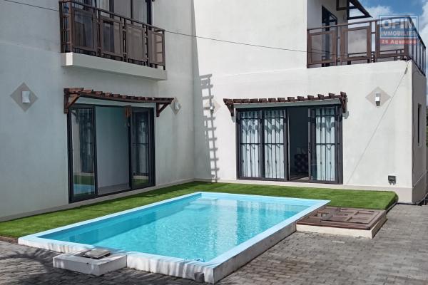 Découvrez cette superbe villa neuve et moderne, disponible à la location long terme (1 an minimum) à Calodyne, un emplacement privilégié à proximité de toutes les commodités et à seulement 2 minutes de la plage de la Butte à l'Herbe !
