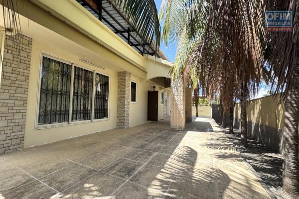 Flic en Flac – À vendre : spacieuse villa de 300 m², 5 chambres, située dans un quartier résidentiel calme.