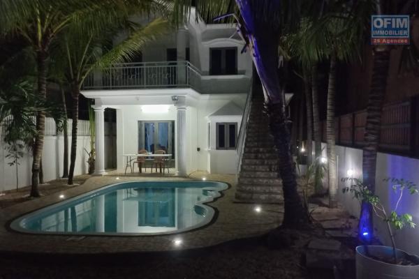 À Vendre – Villa avec 2 Appartements + Studio – Pereybère