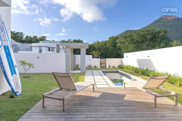 Tamarin fro sale villa 4 bedrooms with pool accessible to foreigners, 5 minutes from the beach.