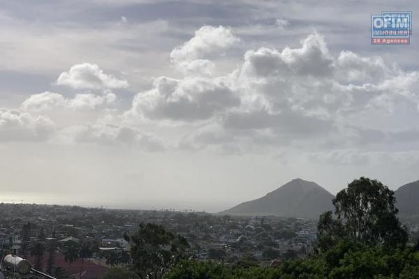 Quatre Bornes &agrave; louer r&eacute;cente est immense villa avec une vue &eacute;poustouflante et qui poss&egrave;de quatre chambres, une piscine couverte et un garage.