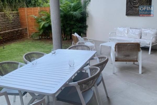 A vendre appartement type duplex de 3 chambres en suite, rez de jardin, meublé accessible aux étrangers à Pointe Aux Canonniers.