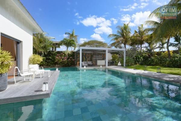 A vendre villa de 4 chambres en suite + bureau de 414,20 m2 sur un terrain de 1 065 m2 accessible aux etrangers à Grand Baie.