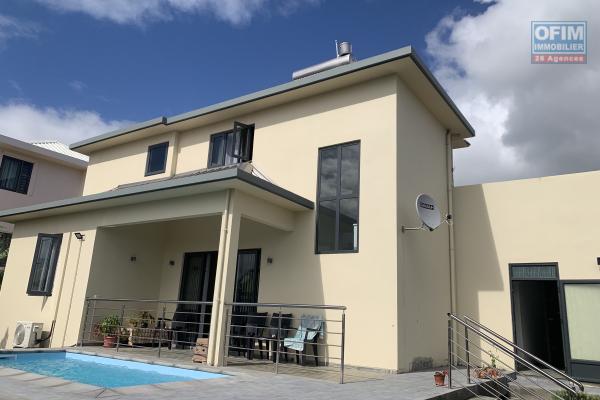 Flic En Flac île Maurice à louer récente villa cinq chambres avec piscine et garage située dans un morcellement sécurisé au calme.