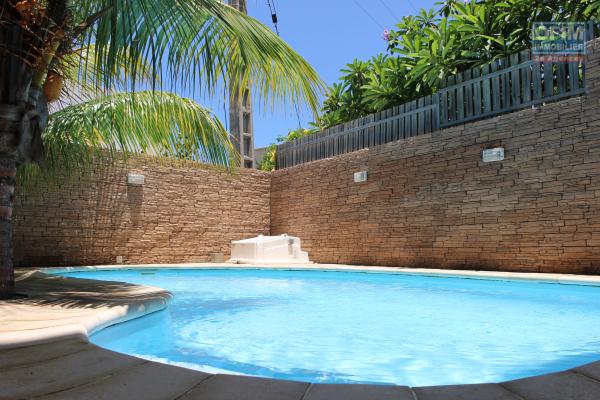 Flic en Flac Ile Maurice à louer appartement 2 chambres décoré avec goût situé au troisième étage avec piscine.