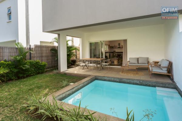 Rivi&egrave;re-Noire &Icirc;le Maurice &agrave; vendre agr&eacute;ables duplex  de 3 chambres avec piscine situ&eacute; dans un complexe r&eacute;sidentiel s&eacute;curis&eacute; &agrave; proximit&eacute; de la plage du Morne et du parc national.